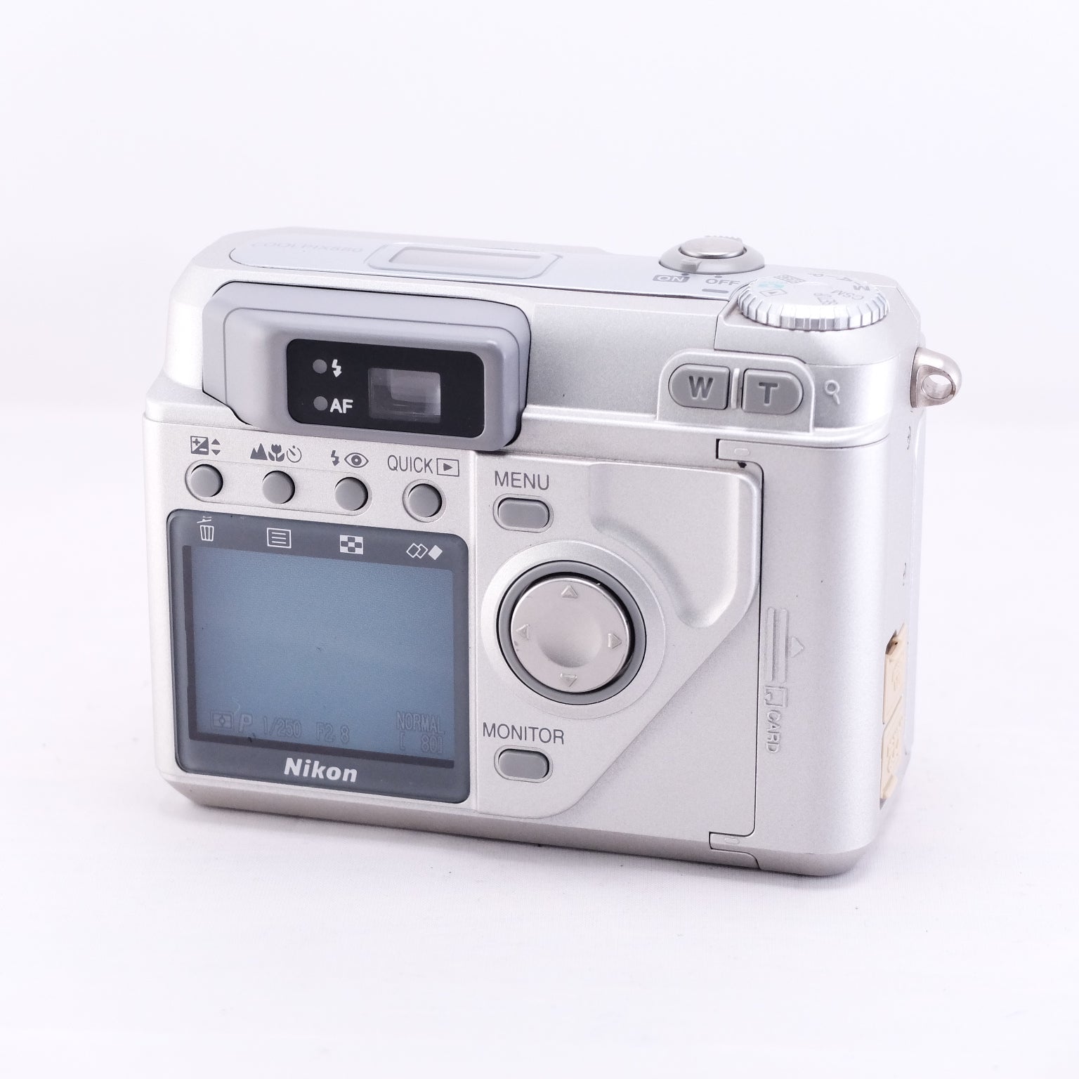 2000 Nikon COOLPIX 880