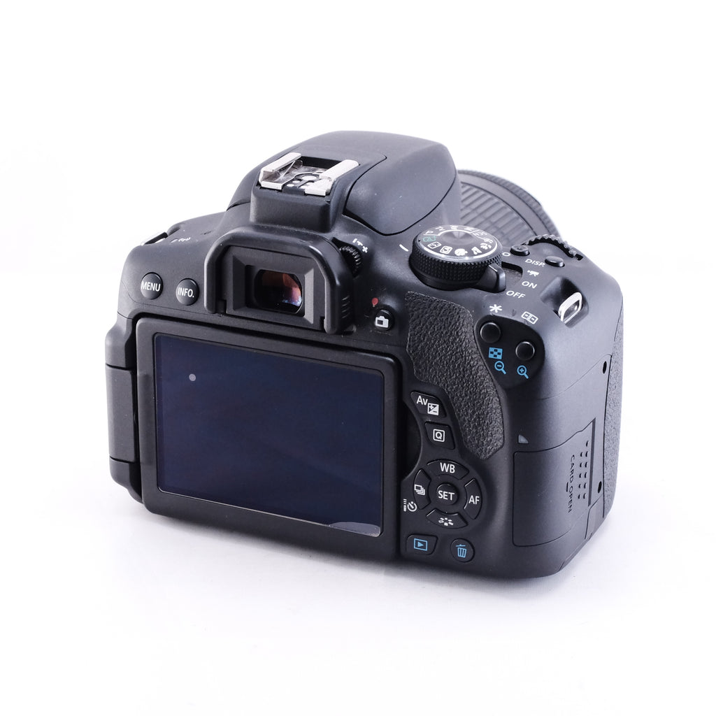 Canon EOS Kiss x8i + EF-S 18-55mm F3.5-5.6 IS STM