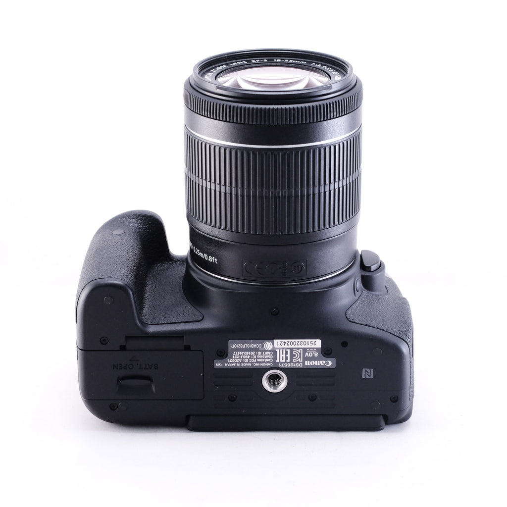 Canon EOS Kiss x8i + EF-S 18-55mm F3.5-5.6 IS STM