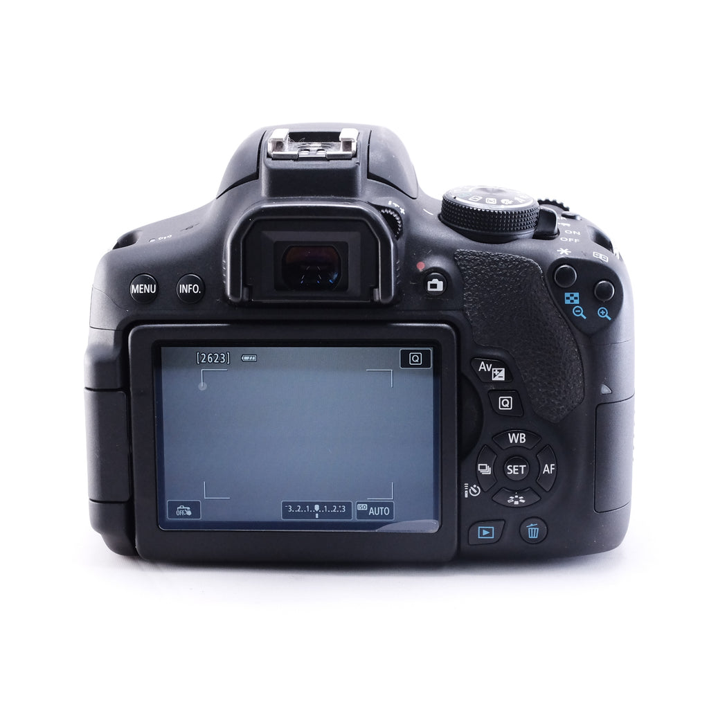 Canon EOS Kiss x8i + EF-S 18-55mm F3.5-5.6 IS STM