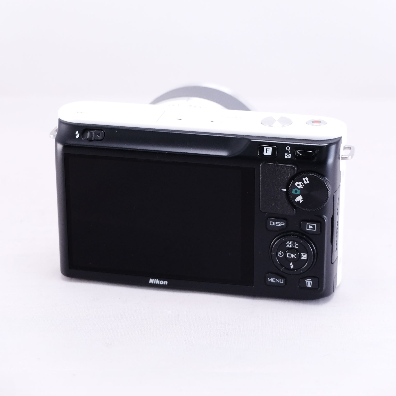 NIkon 1 J1（ホワイト）+ 1 NIKKOR 10mm F2.8 / 10-30mm F3.5-5.6 / 30-110mm F3.8-5.6 レンズセット